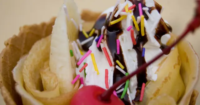 A 23-year-old's 17-square-meter crepe shop topped ¥1M/month. Why the profitable owner still called it a "failure"