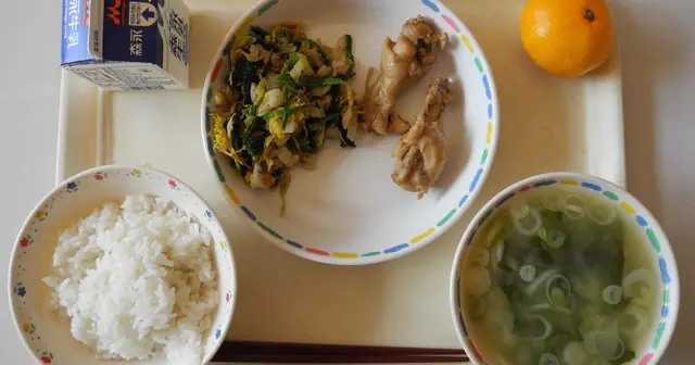 未来食堂、月次決算を4年公開した神保町の定食屋。日商3.4万円・原価率23%まで見せた「経営のオープンソース化」