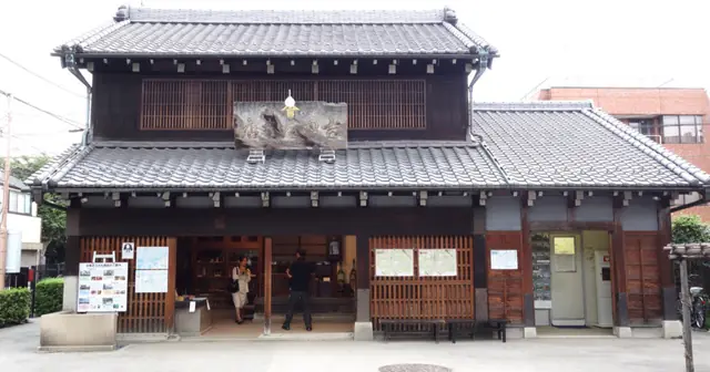 A 90-year-old liquor store group from Kagawa acquires a small-town shop. Five employees stayed on, and the deciding factor was the seller staying on the floor